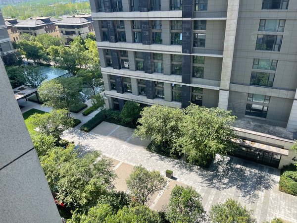 郑州郑东新区新东站片华润置地新时代广场博学路地铁站旁,精装一室,近