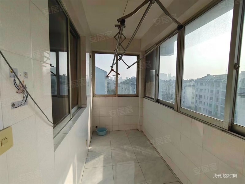 单价三千多复式文萃苑精装五室二卫带车库南北通透