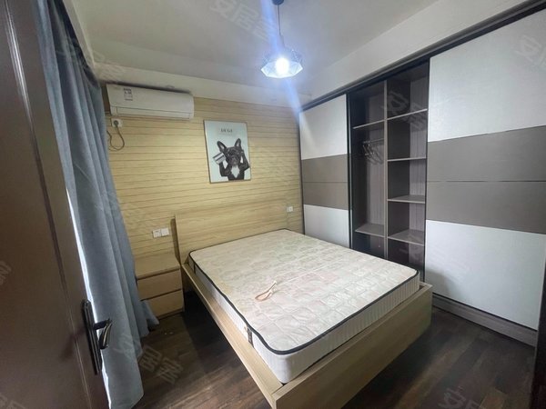 正岩大厦,5号线地铁口,国龙绿城精装两室两厅出租出租房源真实图片