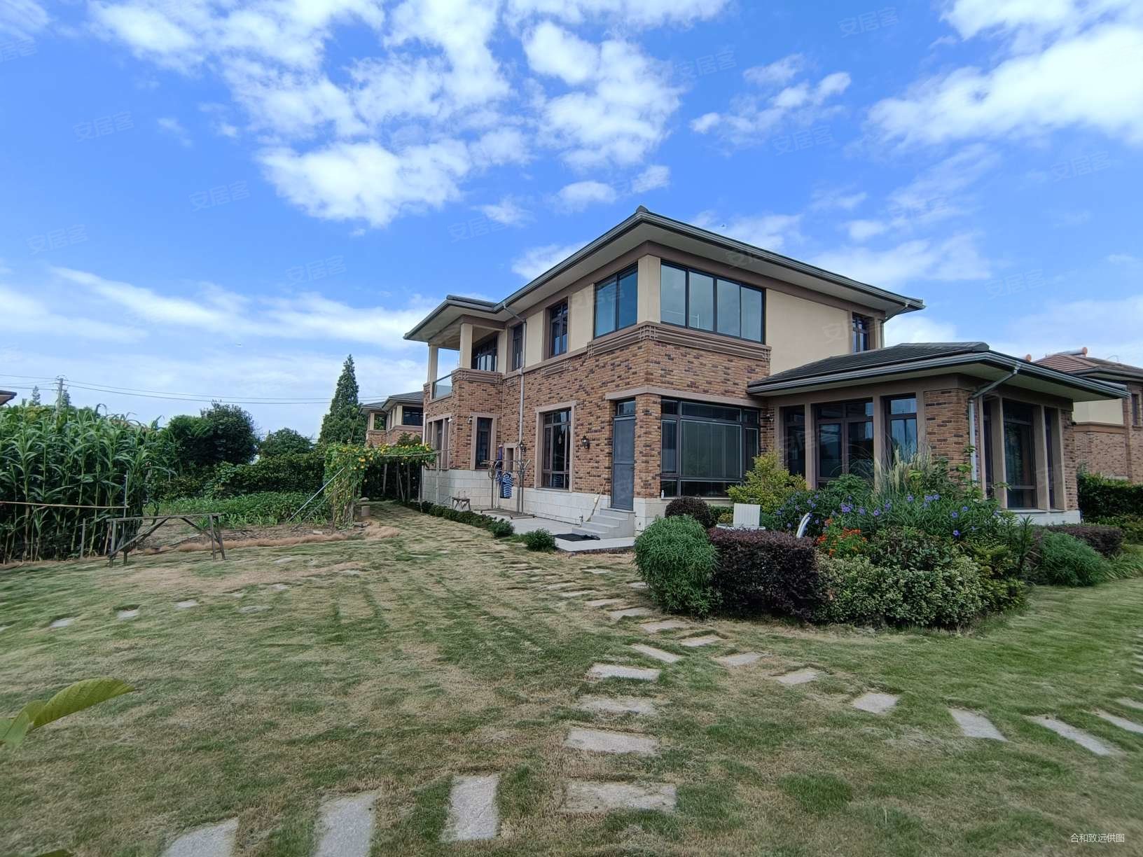 临淀山湖的独栋别墅区,房子一线临水花园1200平方,淀湖桃源二手房