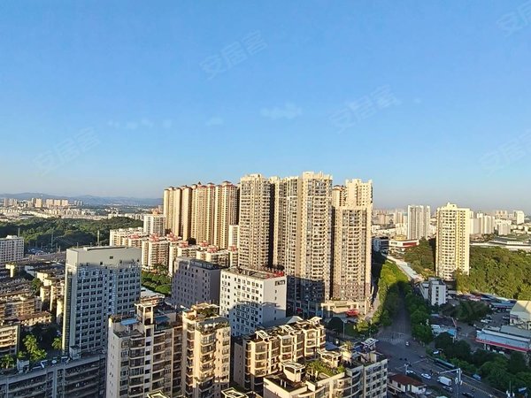 南宁青秀东葛路香江花园香江花园 大3房2厅2卫 3200元 出行方便近小学