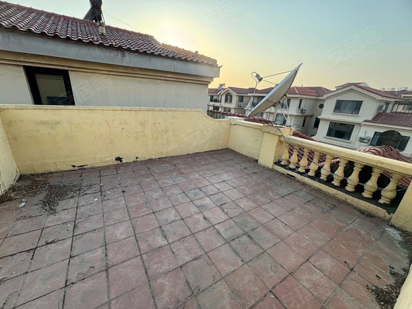 沈阳租房别墅伊利亚特湾一期  联排别墅一共五层带院带车库露台出租