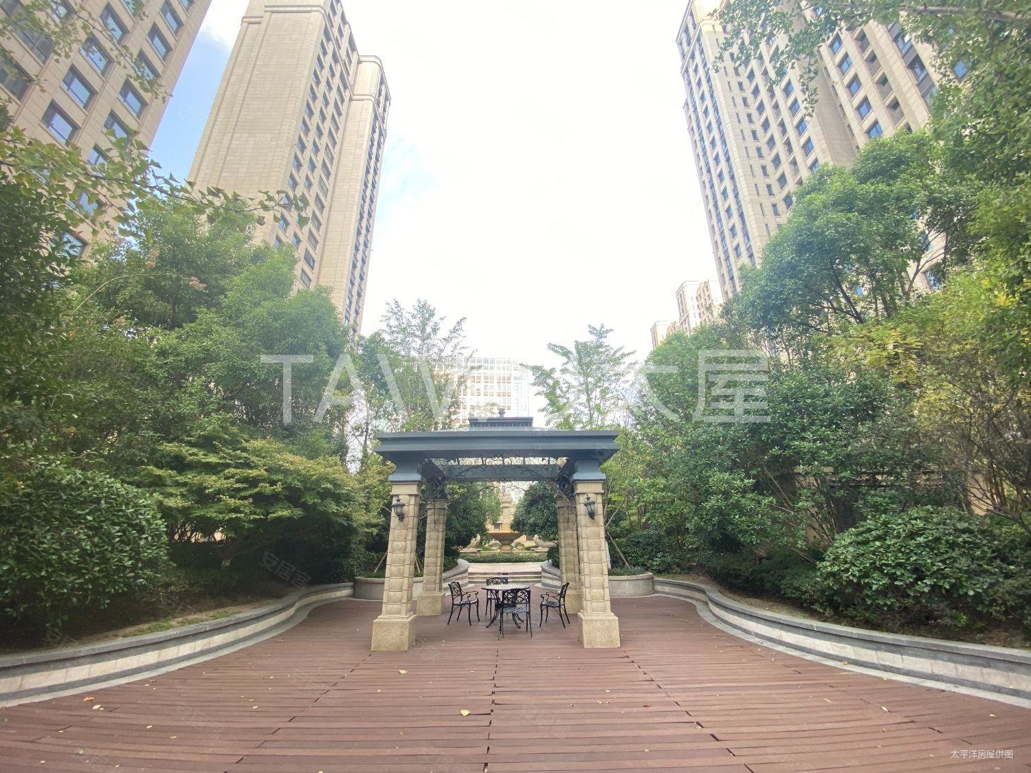 凯利海华府 出行方便 双卫 精装好房 产权清晰 购物方便