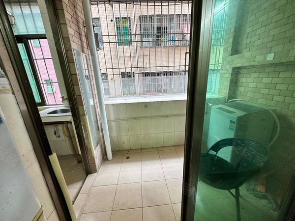 龙华地铁站汇海广场附近弓村两房一厅民水民电押一付一,龙华租房-深圳