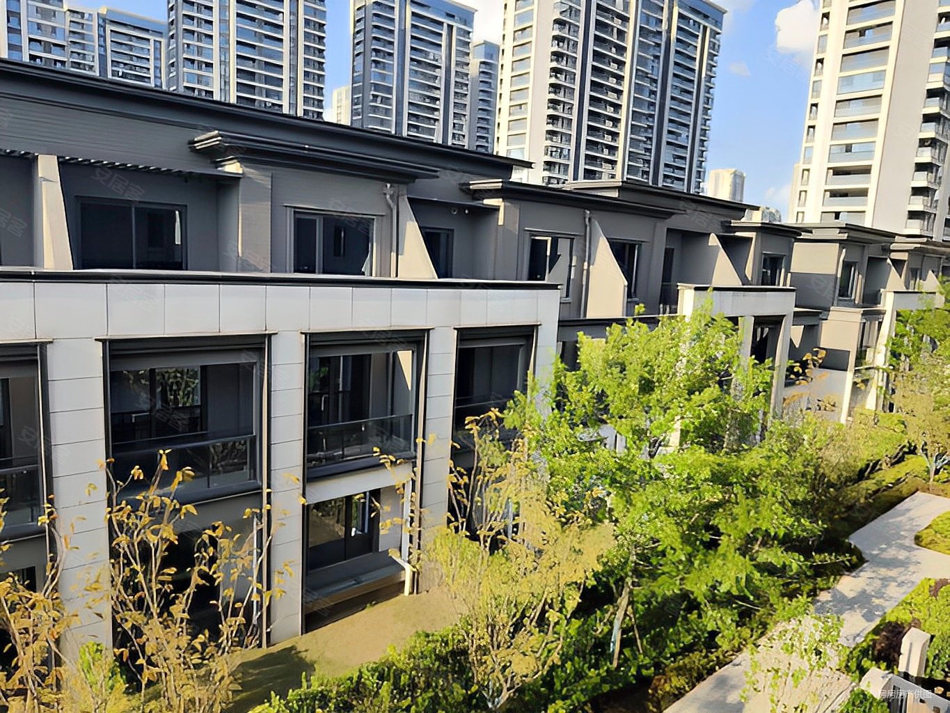 越秀品质悦映城排屋实用面积超300方送两层地下南北花园