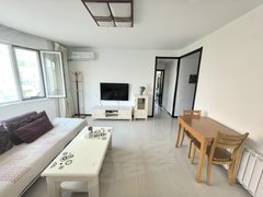 荣成市荣成市区荣成城区可短租电梯两室,两个空调,家里干净明亮,家具家电齐全出租房源真实图片
