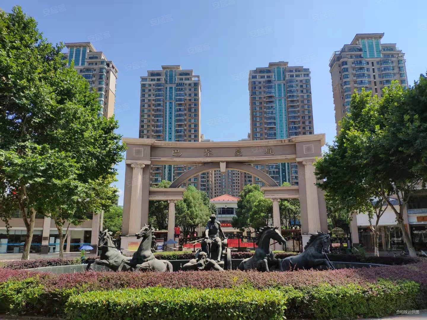 光谷大道地铁口巴黎豪庭自住装修三房中间楼层配套成熟