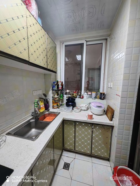 经开万达附近电梯房中玮海润城 普装 南北通透 86