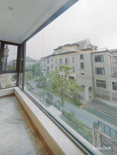 绿地海珀澜庭(二期) 房龄新 精装可拎包入住 叠拼别墅