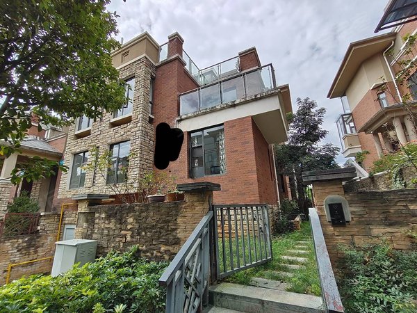 昆明盘龙金殿片区清水佳湖雅居联排端头别墅!带200平大花园!总的四层!