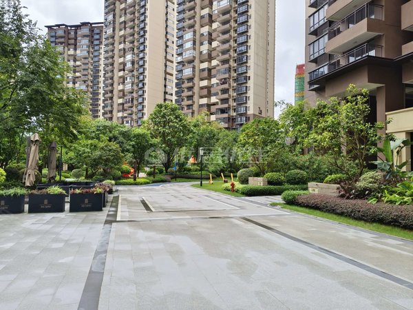 南宁良庆良庆镇荣和五象学府(南区)带车位 荣和五象 4室2厅2卫 精装修