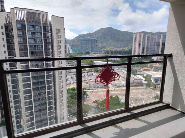 深圳坪山坪山润樾山花园润樾山三房,空房出租,出租,看小区花园.