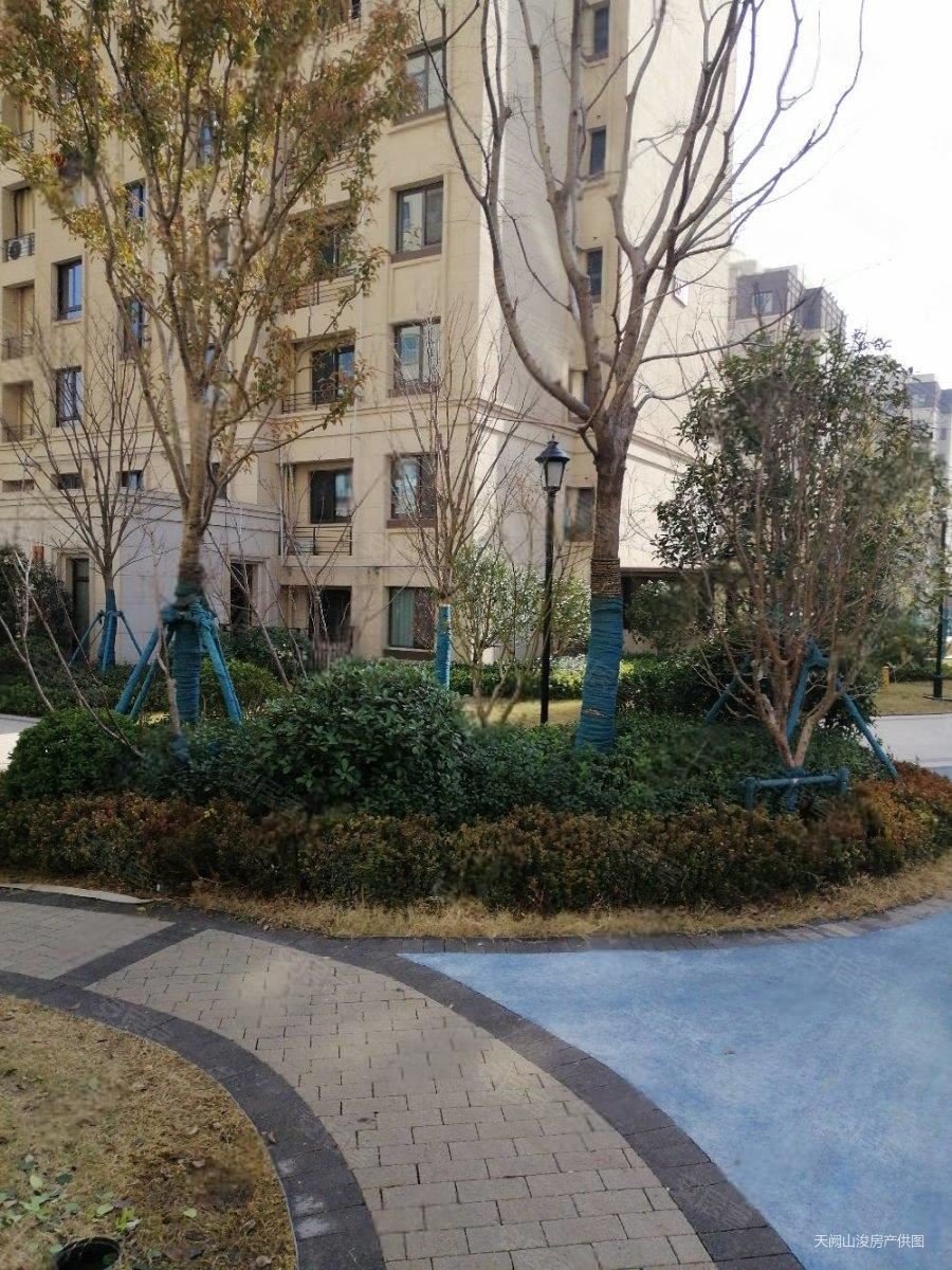 新城玖珑湖1楼大三室两个卫生间双阳台采光好南北通透