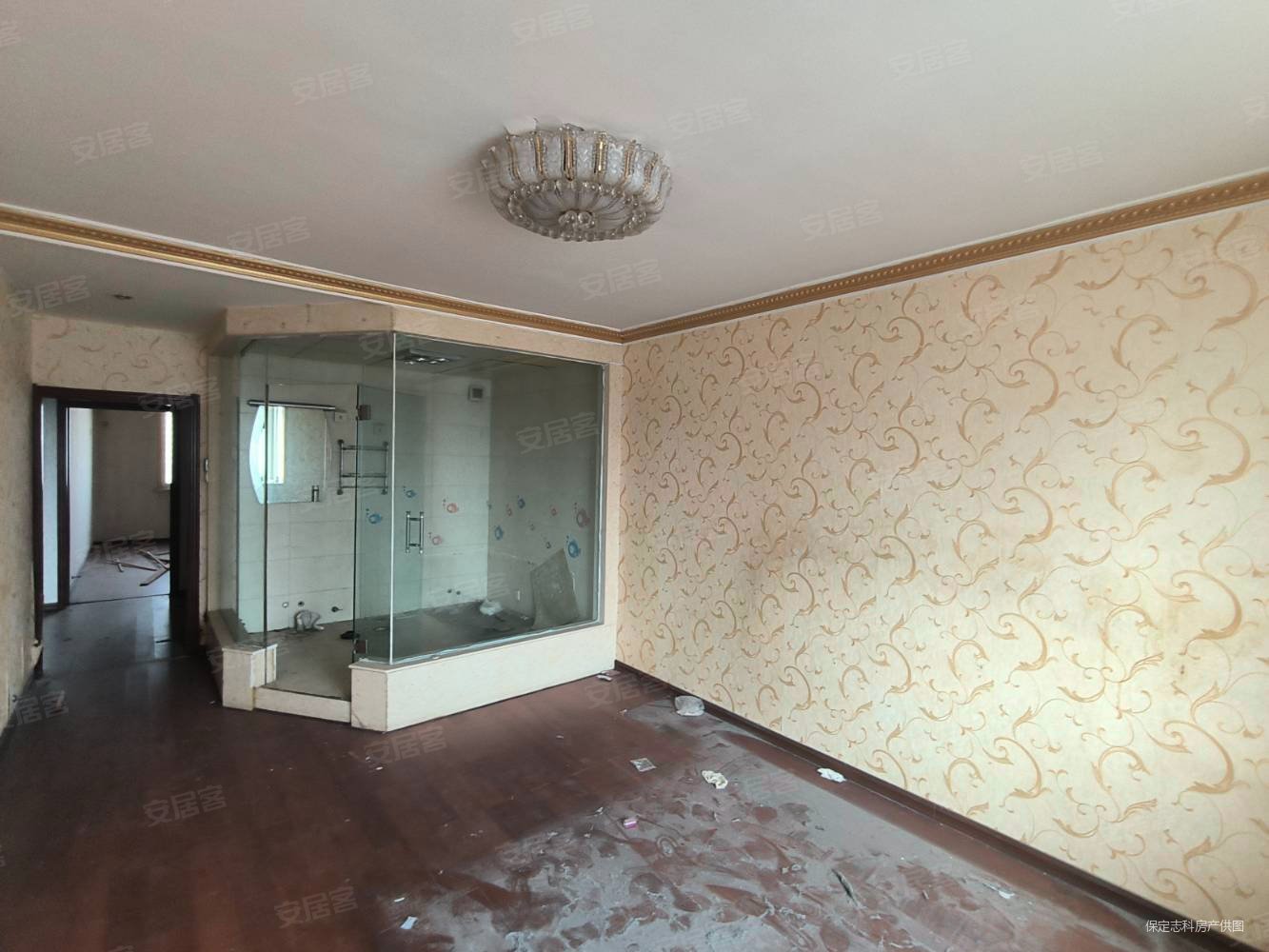 世纪华庭4室2厅3卫241㎡南北180万