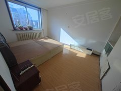 凤城凤凰大街凤城城区老爷庙附近，步梯五楼两室一厅年租7000，南北通透家电齐全。出租房源真实图片