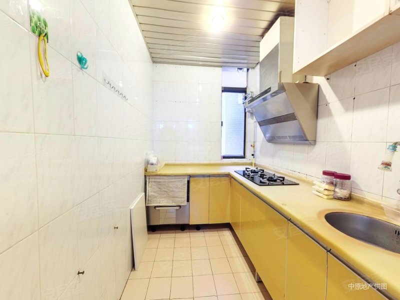 房子占了半层楼面积,只要还价就卖,东西南北四个方位都占了,金景花园