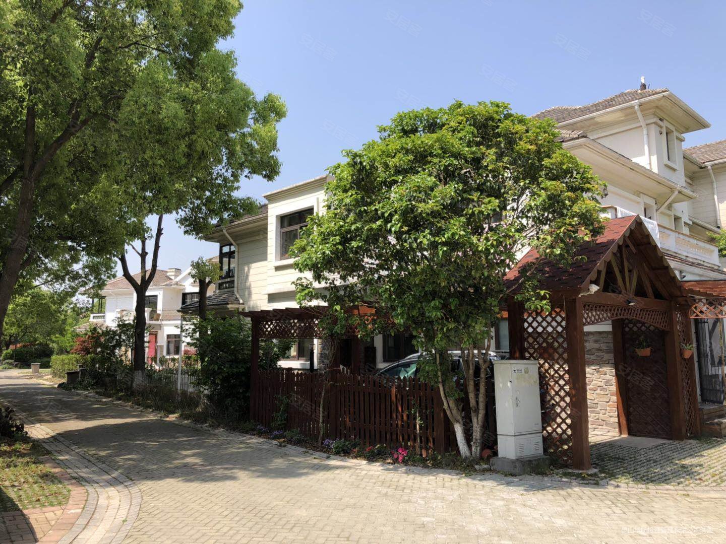 绿地21城b区(别墅)5室3厅4卫327㎡南1900万