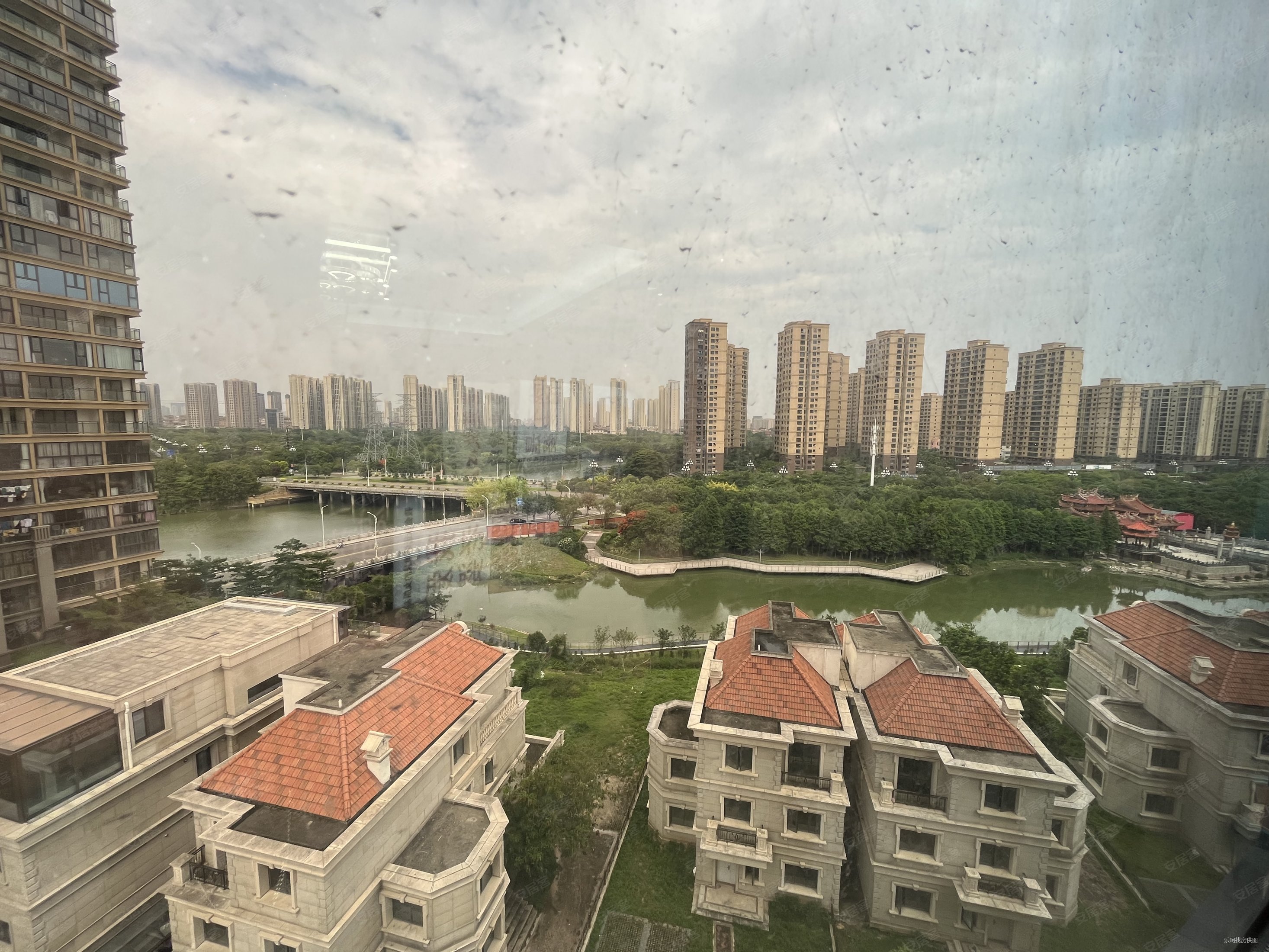 世茂御龙湾满堂红