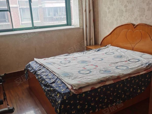 昆山玉山老城区亭林山庄亭林山庄 3房 3房 干净 有固定车位 钥匙在手