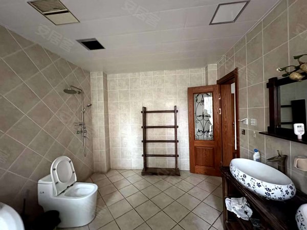 包头稀土高新区黄河大街三江尊园(别墅)租别墅找小郭 三江尊园别墅 精装修 带大院 看房方便提前联系出租房源真实图片