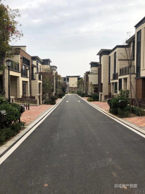 湘江富力城(别墅)5室2厅5卫155㎡南北156万