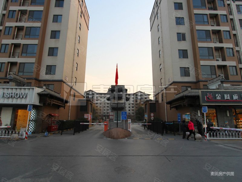 中间位置直接俯视花草树木,格局方正,双卫大2居室,乐府江南二手房