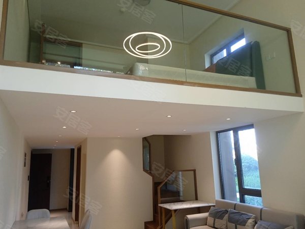 融创红岛湾(商住楼)无中介费 两室两厅两卫 拎包入住 精装loft出租