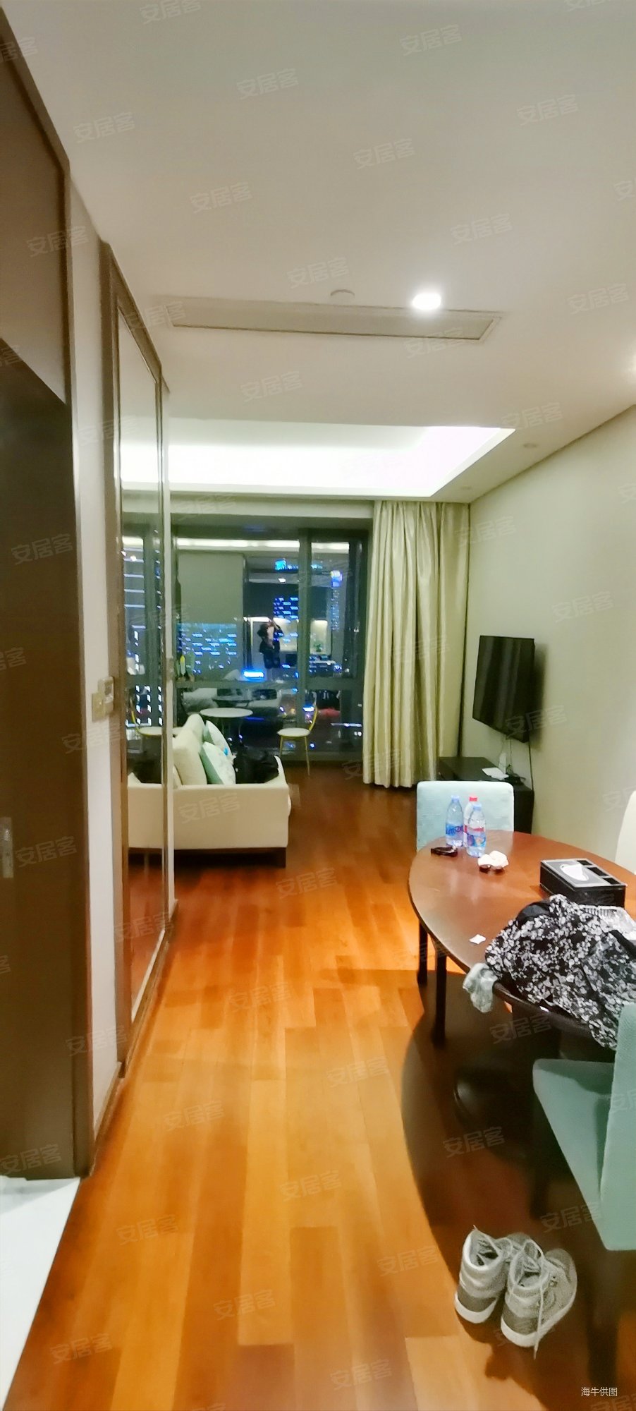 丰隆城市中心 有电梯 交通便利 近地铁 中间楼层采光好