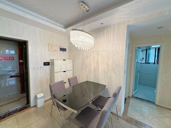 重庆两江新区观音桥半山华府商圈旁边豪装两房 实地很有质感 下楼就可以坐轻轨 随时看房出租房源真实图片