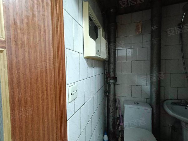 大连旅顺口新开广场英武街小区新玛特附近 楼层好 户型方正 房主在外地 我有钥匙出租房源真实图片