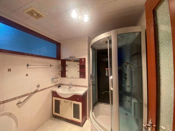 福州晋安新东区实华蓝湾雅境蓝湾雅境 电梯中层 4房户型 客厅带阳台