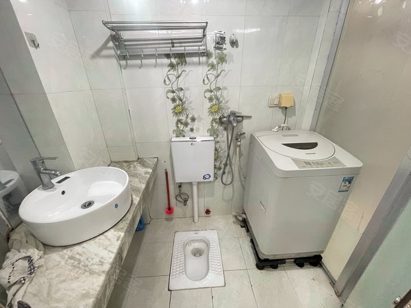 东莞寮步寮步中心区香缤城市花园香缤城市花园 豪华一房一厅 套间的天花板 顶配装修出租房源真实图片