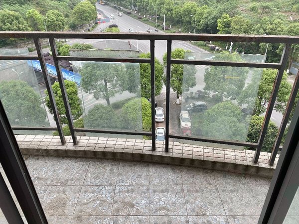 重庆南岸经开区美堤雅城(b区)轻轨十号线出口处 精装两房 居家干净