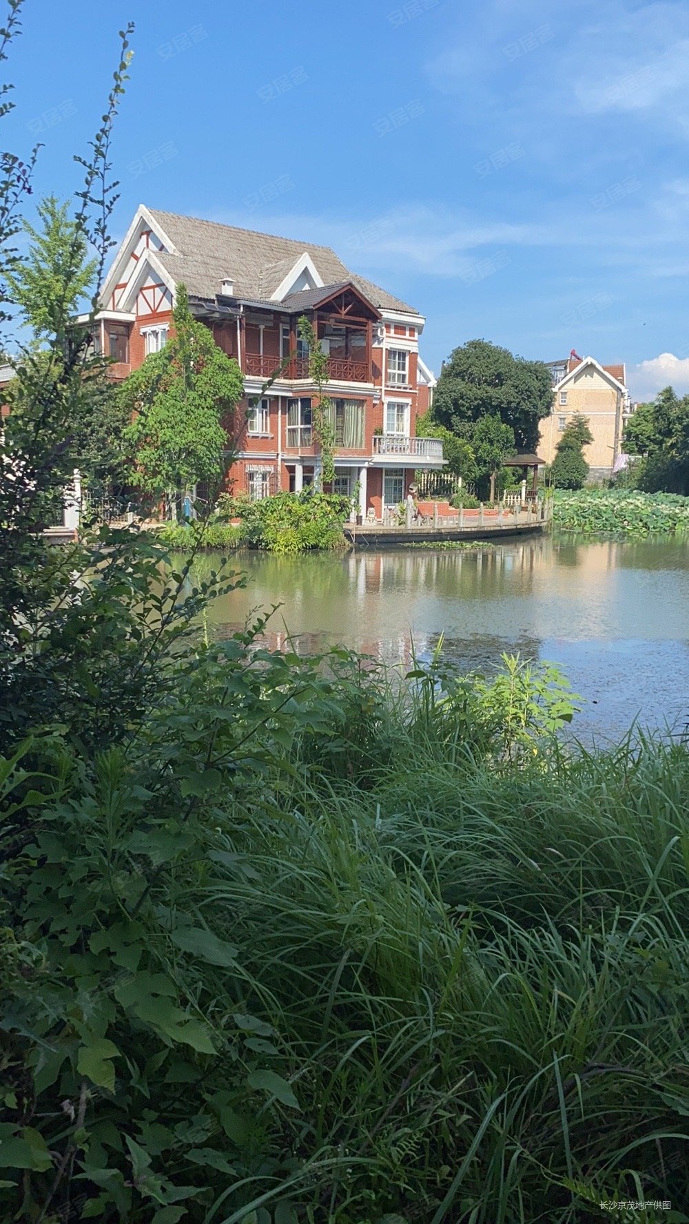 100平院子小区位置山水英伦庄园联排别墅坐北朝南