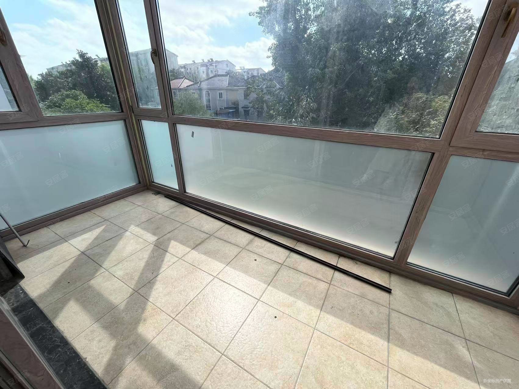 港岛花园联排别墅边户,装修了100多万,空关未住人,随时看房