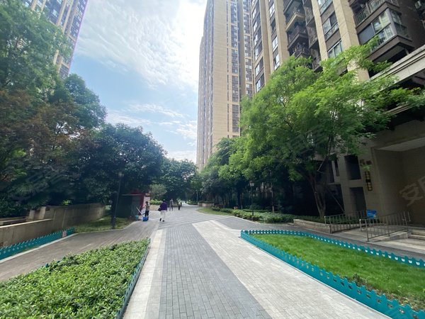 重庆江北五里店融景城朗峰北滨路 融景城朗峰正规两房带阳台 楼下就是