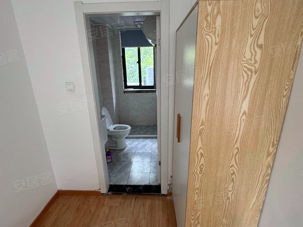 海宁长安镇农发区中天钱塘玥2500车位出租，可以租半年出租房源真实图片