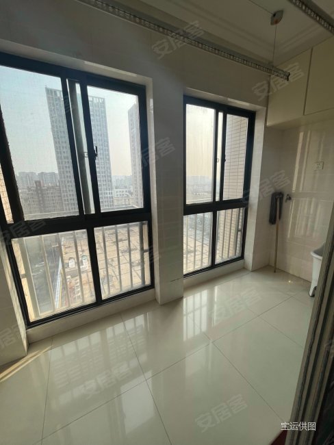 华城广场电梯133平楼层3室2厅2卫精装修988万