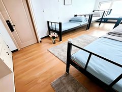 青岛市北台东外窗实拍 可住五人员工宿舍 台东步行街 地铁口 出租房源真实图片