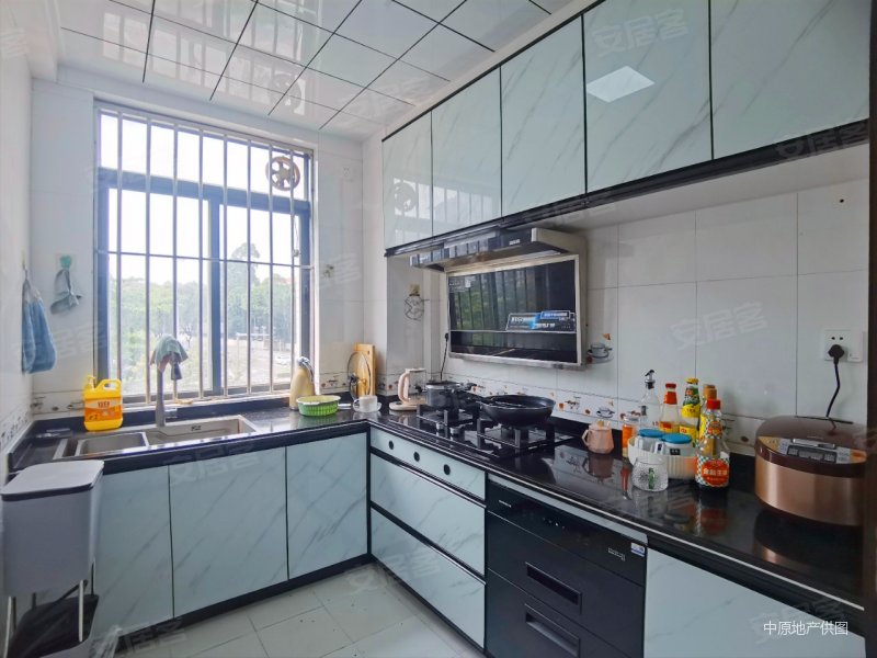 景湖蓝郡二期116平3房东南向230万