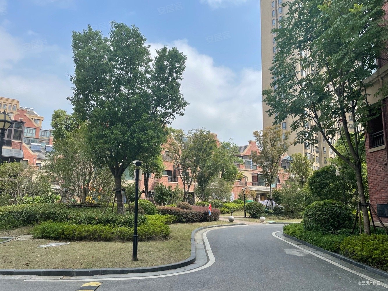 新出康诗丹郡联排八佰伴地铁旁双车位送地下室花园露台急售可谈