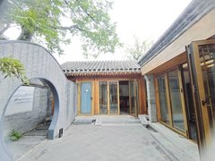 临街西城区什刹海后海旁，出门就是停车位