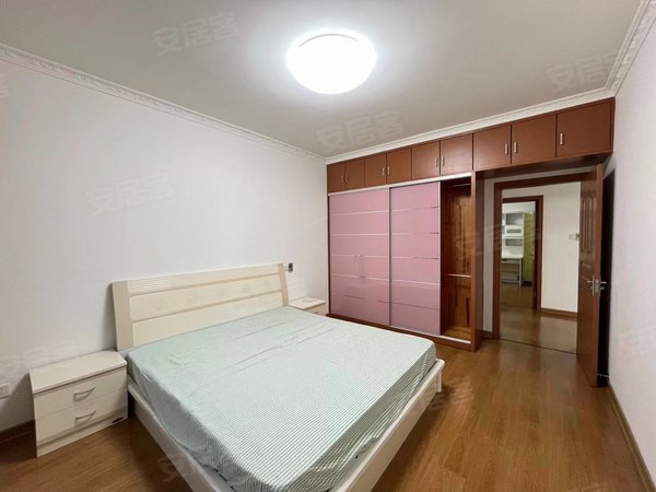 长江路中心位置近虹桥医院百安居地铁口的电梯精装两室保养好