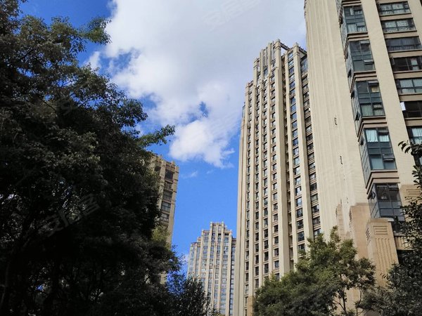 昆明盘龙火车北站俊发俊尚峰同德广场 白云路地铁口