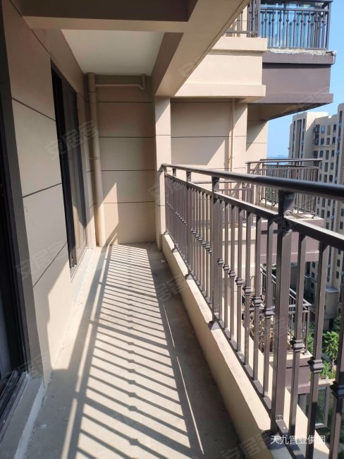 华发峰尚板楼南北通透车位充足有电梯小三居满二