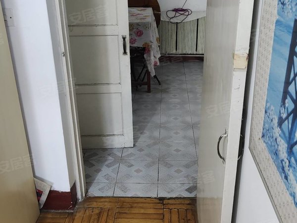 朝阳双塔大润发五一街三段小区短租南塔五一街金店附近3楼三室一厅床衣柜冰箱洗衣机热水器厨卫出租房源真实图片