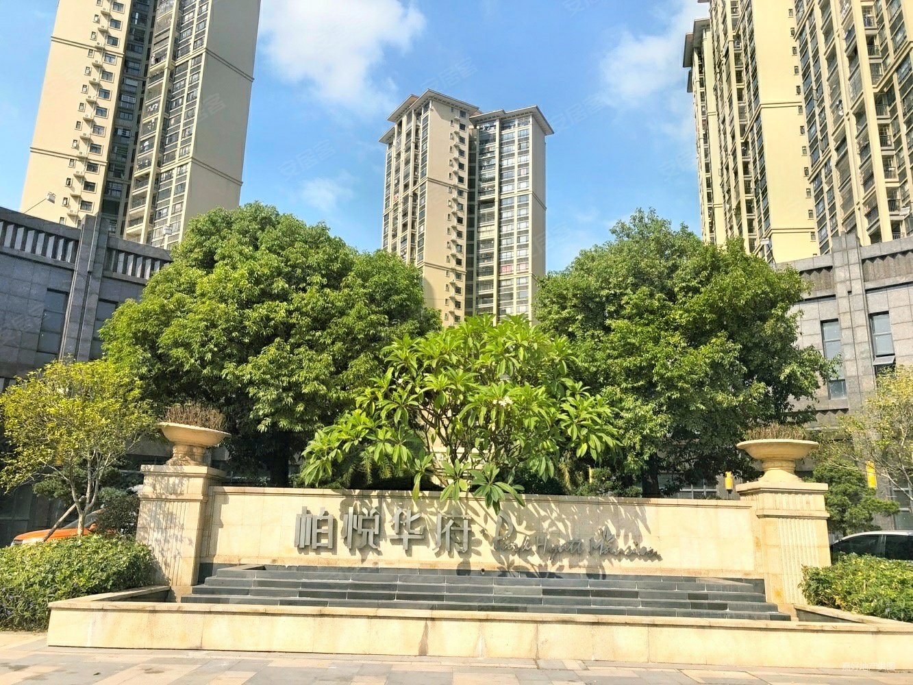 柏悦华府3室2厅2卫89.66㎡南北145万