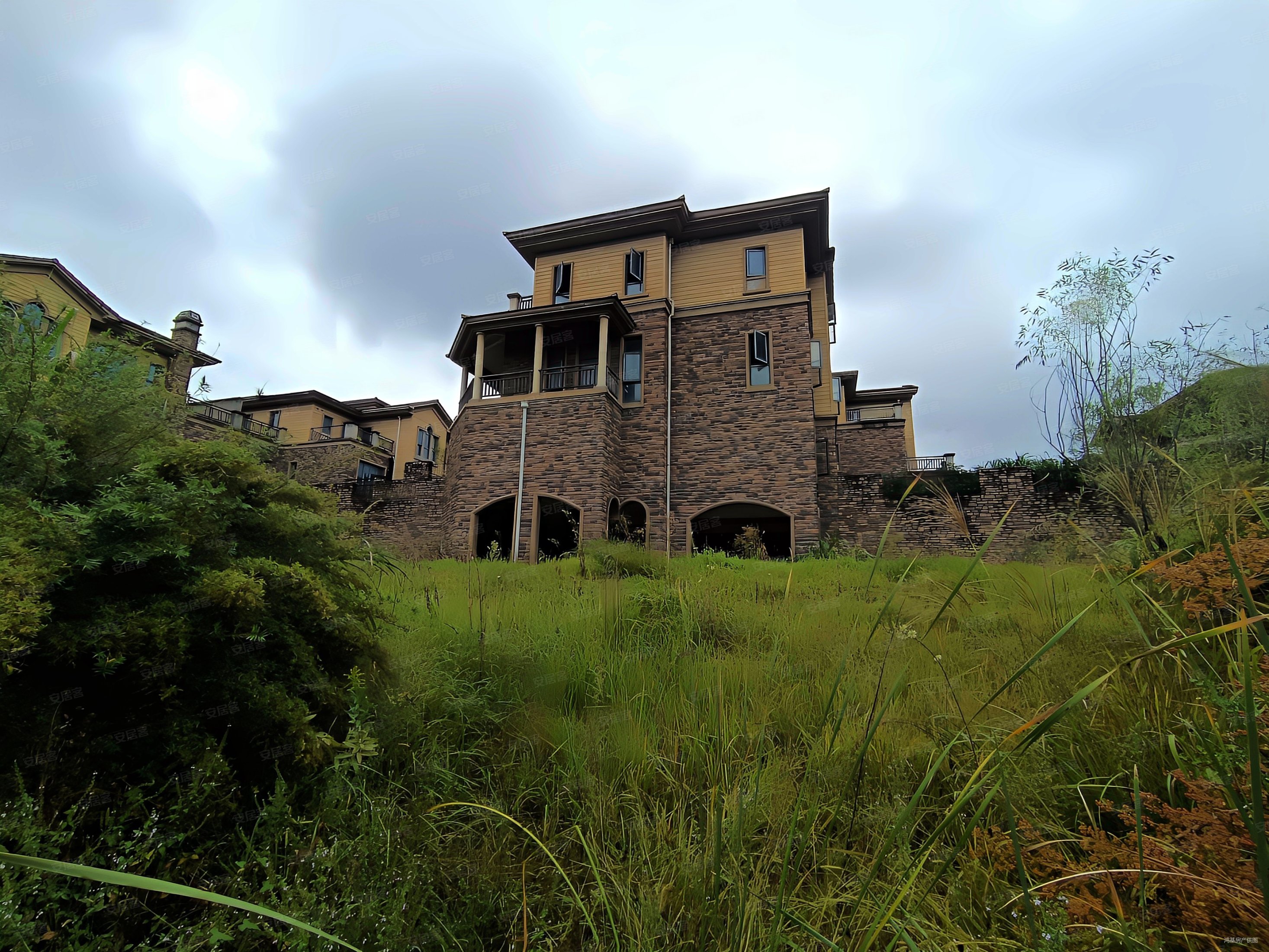 保利半山国际比弗利(别墅)8室2厅7卫341㎡南北850万