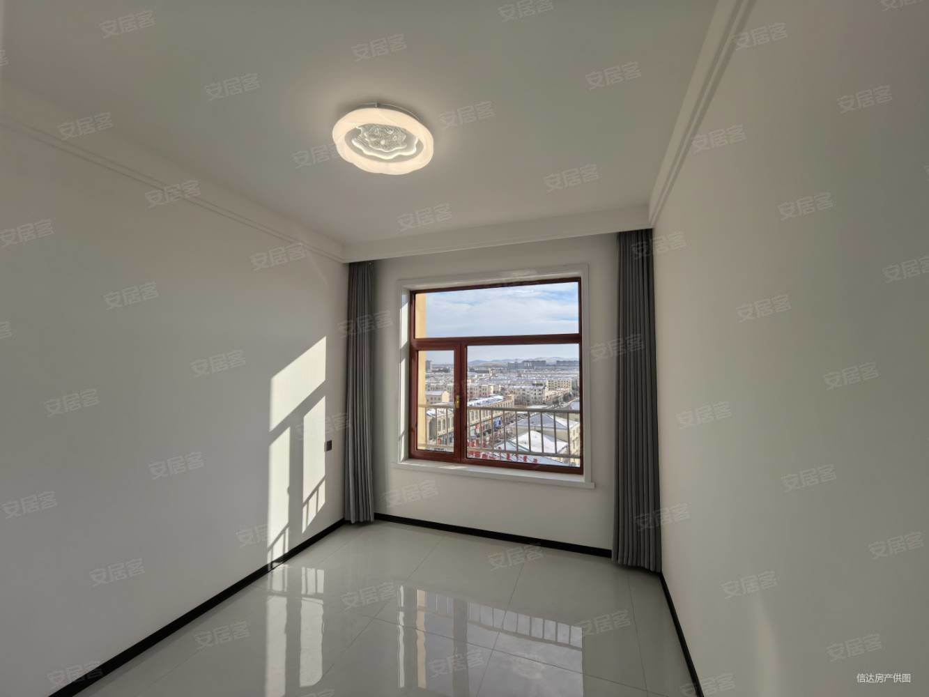 世纪嘉园3室2厅2卫141㎡南北93万