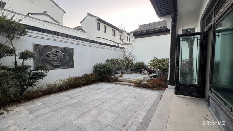 江南院子 诚心出售 超大露台 有院子安静环境好